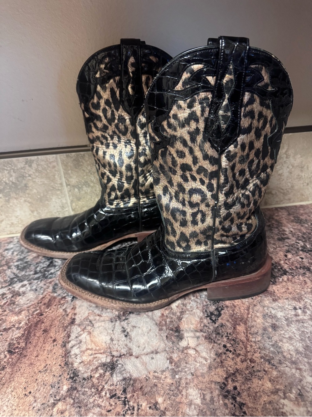 Women’s size 9 Johnny Ringo Leopard Black Croc Embossed Western Cowboy Boots